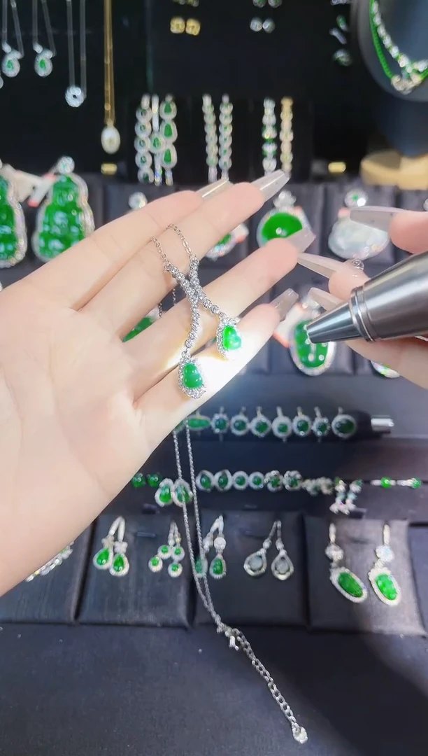 【闪购商品】翡翠颈饰未镶嵌葫芦