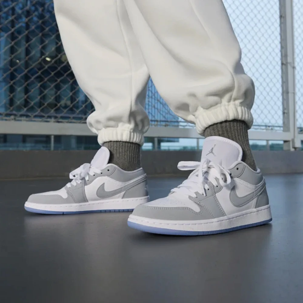 NIKE/耐克【商场同款】Air Jordan 1女子白灰复古低帮板鞋DC0774105