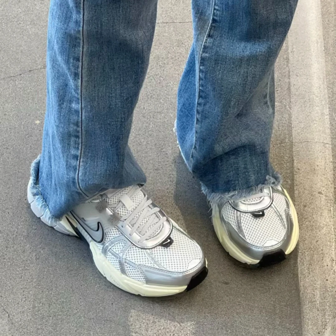 NIKE/耐克【商场同款】夏日户外女子V2K白银跑步运动鞋FD0736100