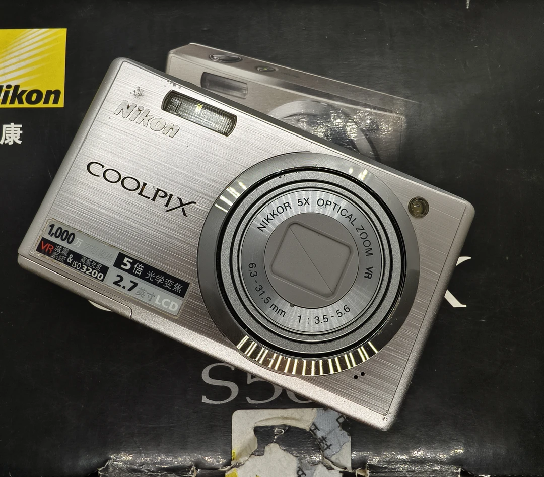 9新 Nikon/尼康 S560 1000w像素5x变焦 带原盒 ccd 人像 数码相机