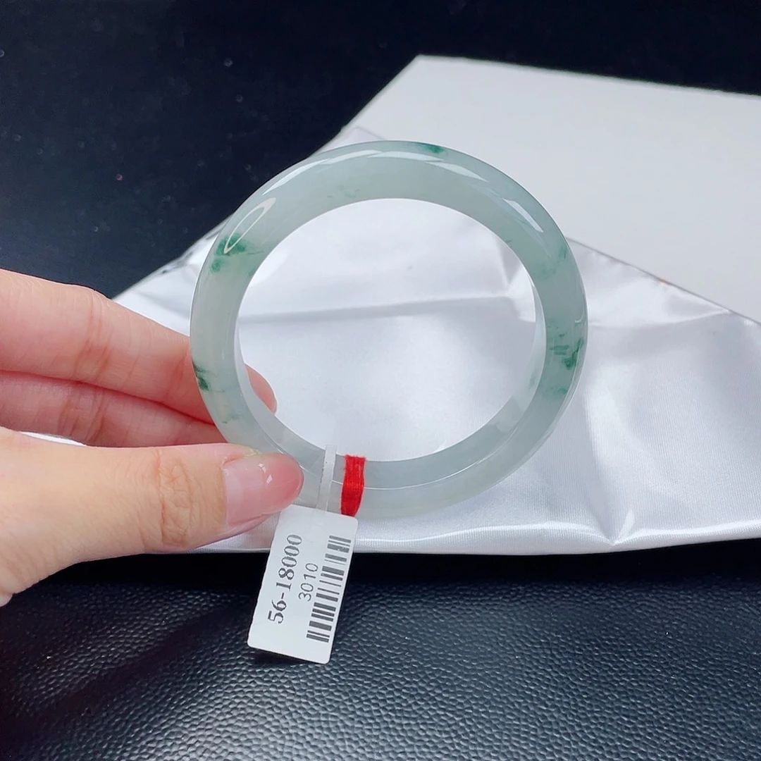 翡翠手镯未镶嵌翡翠