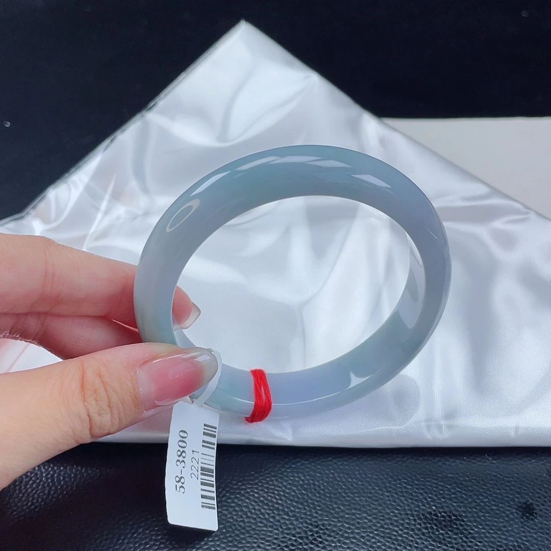 翡翠手镯未镶嵌翡翠