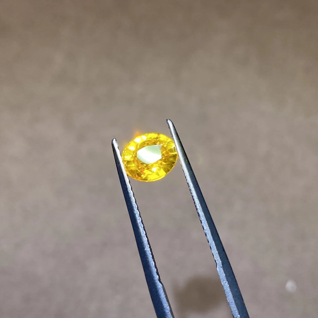 24G018 有烧黄色蓝宝石 1.51克拉