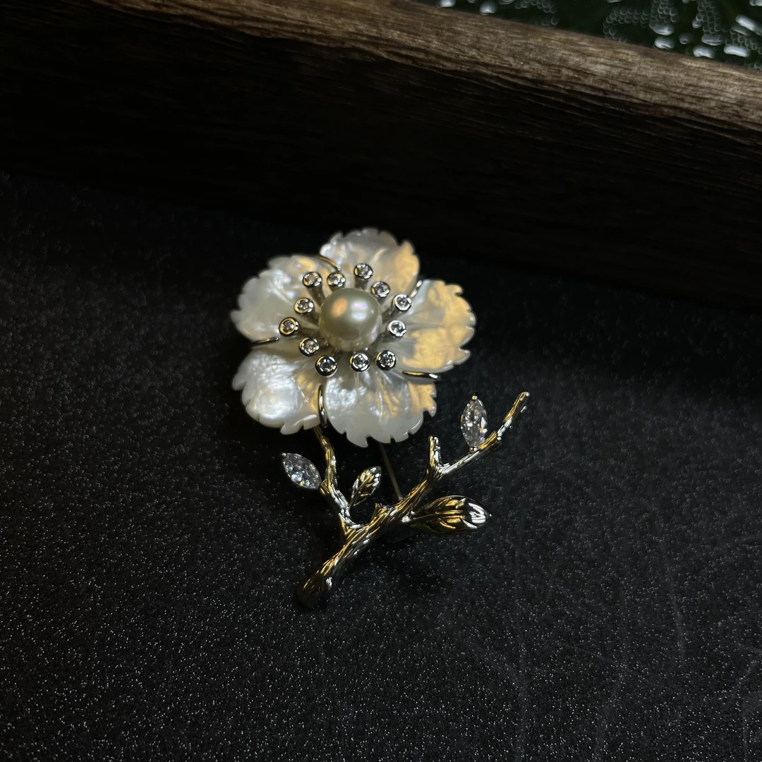 铜合金合成锆石胸针 3000银白色梅花胸针
