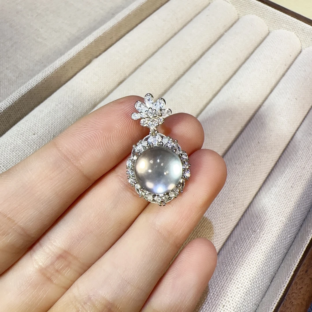 天然石英质玉蛋面吊坠