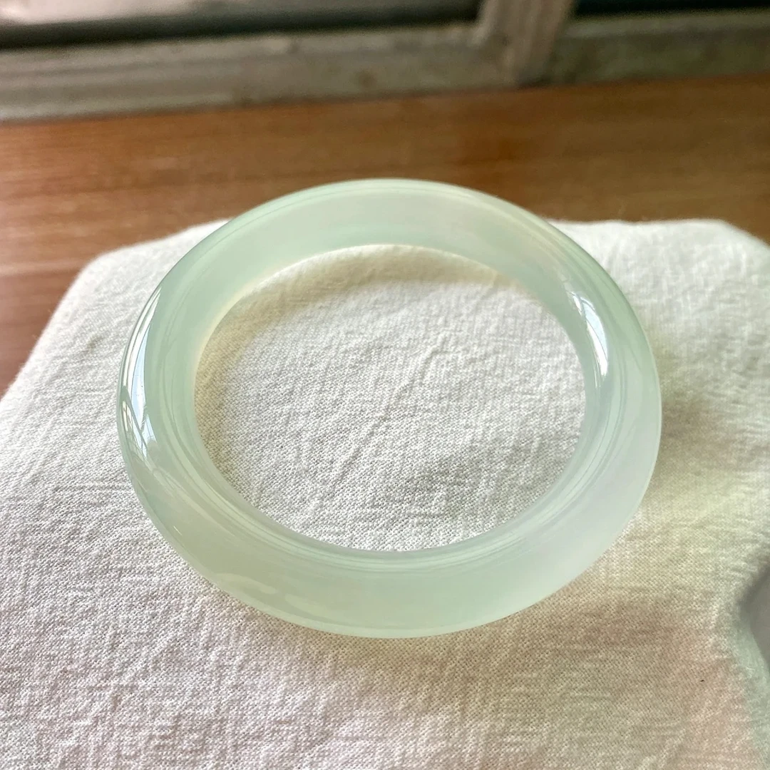 上等天然浅晴水玉髓玛瑙玉石冰透浅湖水绿圆条女款青白少女玉镯子