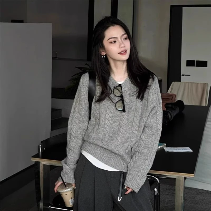 芯娇晴慵懒风灰色刺绣麻花毛衣女春秋新款复古内搭针织衫宽松上衣