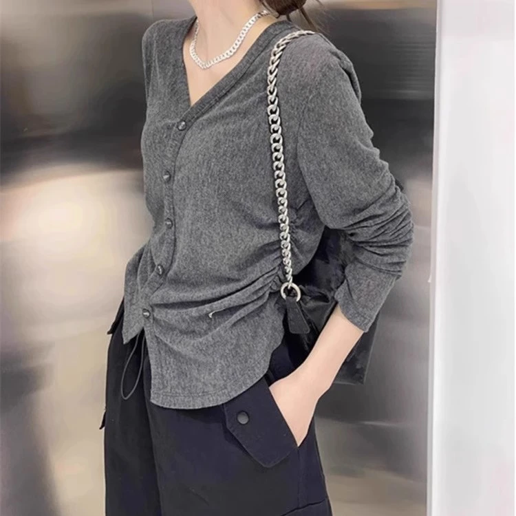 芯娇晴v领长袖t恤女2024秋季新款设计感排扣褶皱收腰显瘦正肩上衣