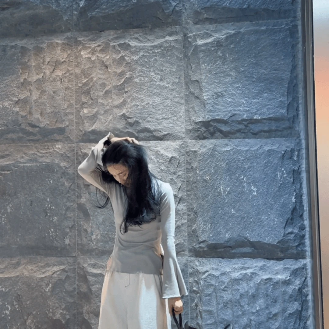 李豆儿 小众设计 女神款喇叭袖长袖上衣