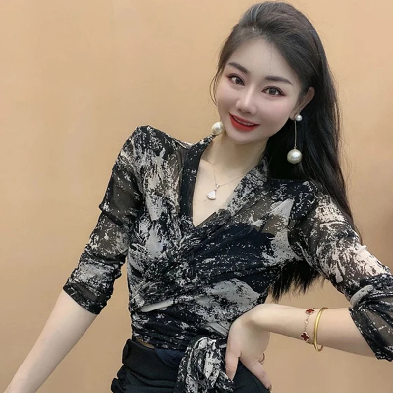 2025秋季新款女人味气质薄款微透绑带收腰V领网纱上衣女