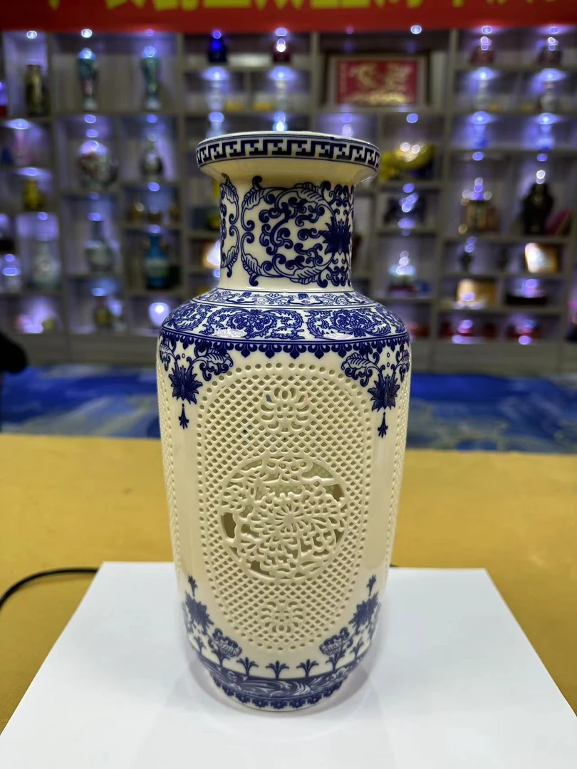 A663青花玲珑赏瓶/一件