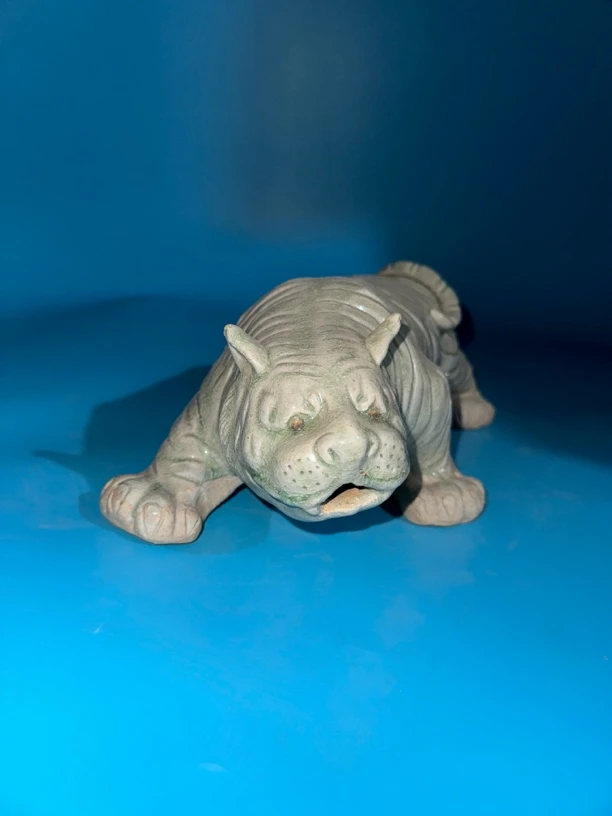 青瓷老虎一件，老师们欣赏一下.