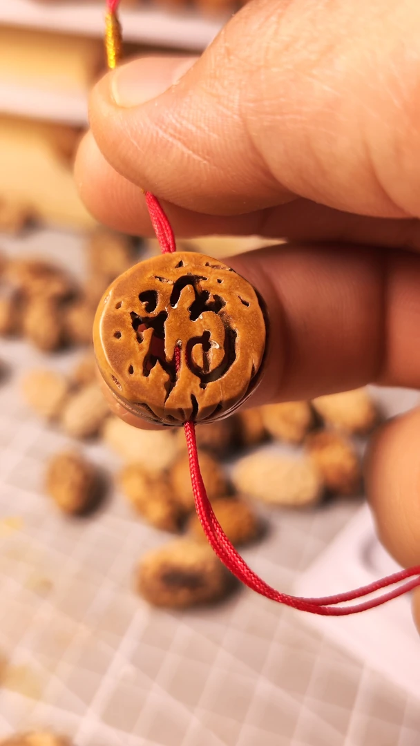 镂空雕福坠 可做手链、做点缀、做车挂、也可做背云，桃核材料。