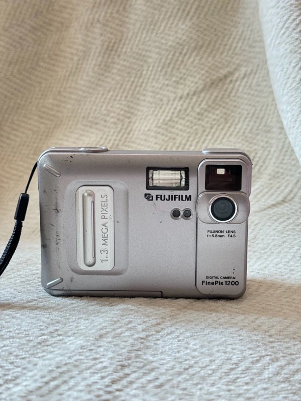 9新 Fujifilm/富士 finepix1200 福利机 自备sm卡读卡器5号电池