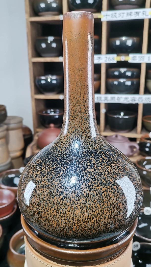 准鹧鸪花瓶一只，带托蒜头瓶