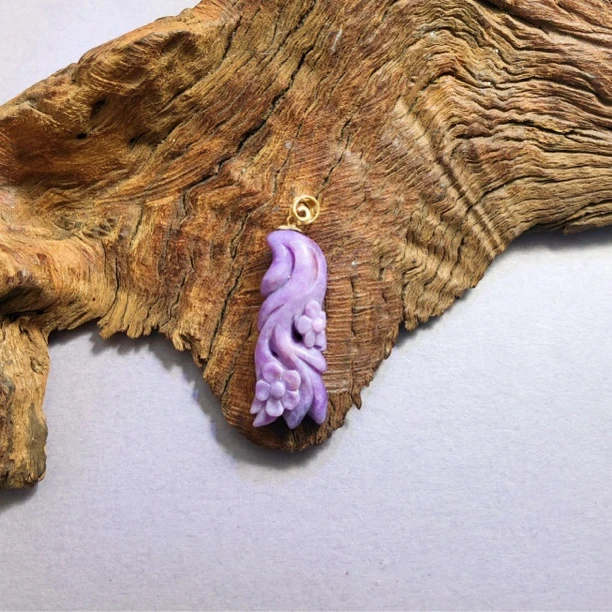 【圣芭黎】天然舒俱来吊坠樱花紫雕刻18K多样性发一B4207