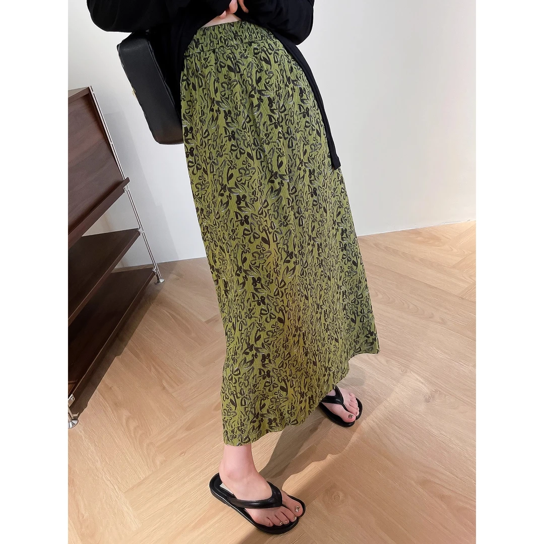 欧货绿色碎花半身裙女夏高级设计感褶皱肌理感a字中长开叉一步裙