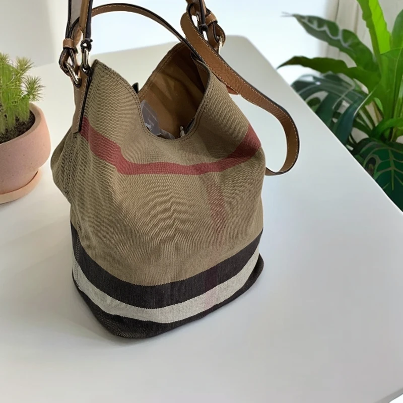 95新 BURBERRY/博柏利 经典战马格百搭必备单品水桶单肩斜挎包