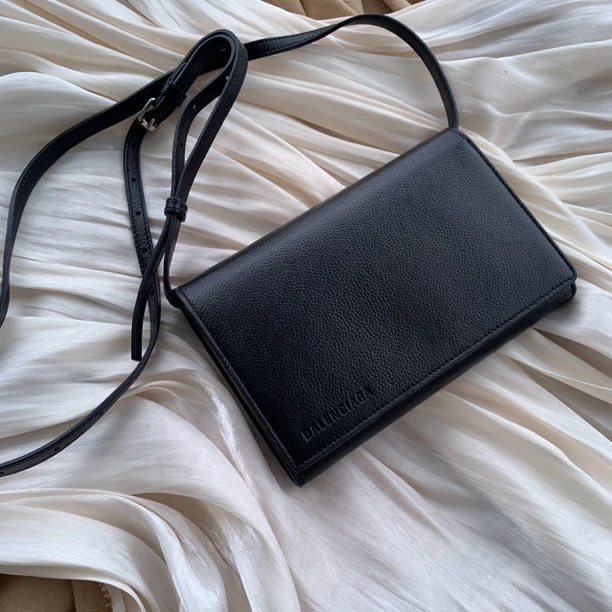 95新 Balenciaga/巴黎世家 时尚休闲黑色斜挎信封包