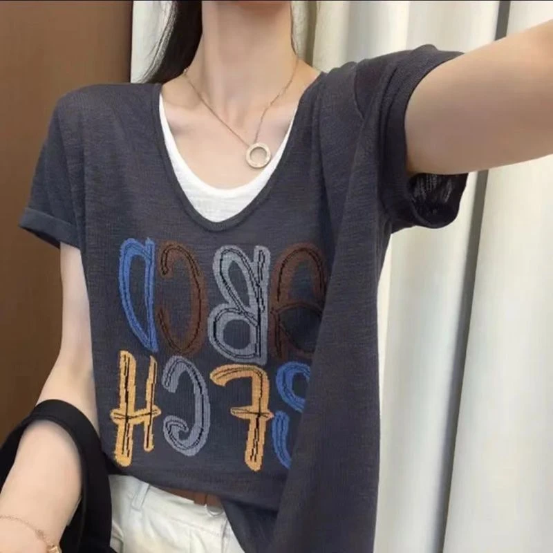 大码宽松显瘦假两件v领针织短袖t恤女装夏季薄款字母印花冰丝上衣