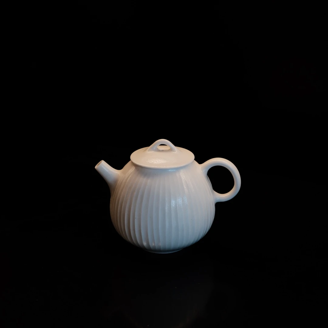 灵源山房 白釉刮棱壶（鸡心型）容量约130cc，