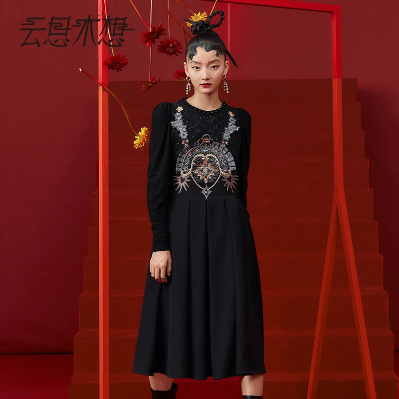 云思木想摩登中国风2022冬季新款万物星辰刺绣排褶背带裙10123