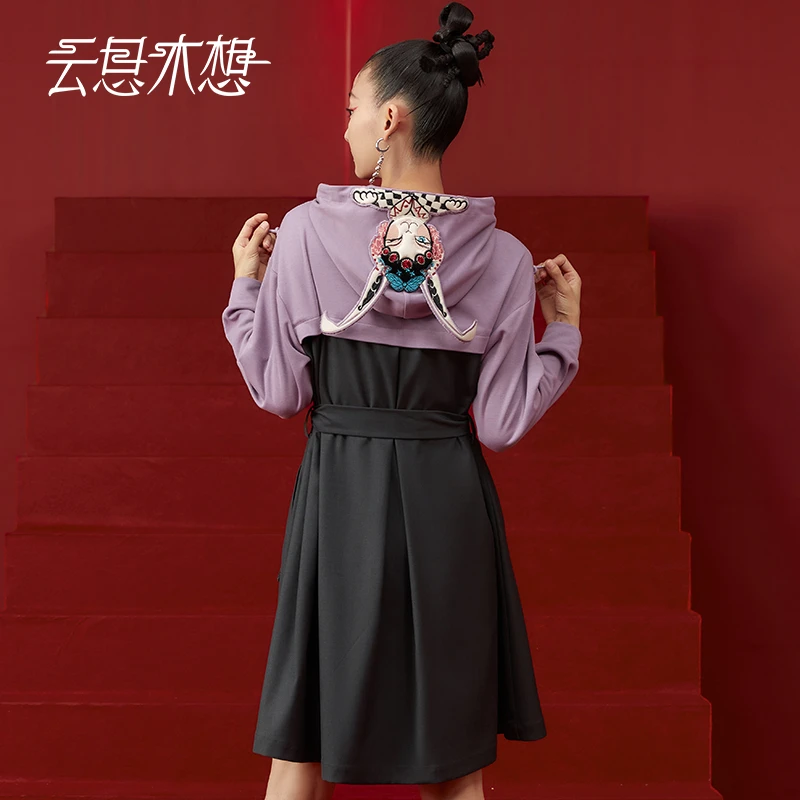 云思木想2023春季新款花旦兔儿爷刺绣拼接连帽连衣裙10236