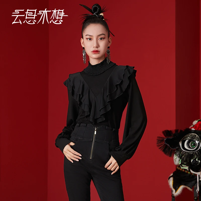 云思木想新中式2024早春新款荷叶边领部打揽优雅长袖T恤11239