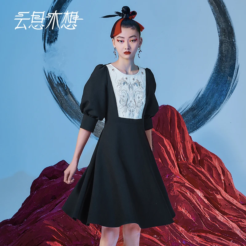 云思木想2023初夏新款蝶筝共舞绣花泡泡袖撞色拼接连衣裙10295