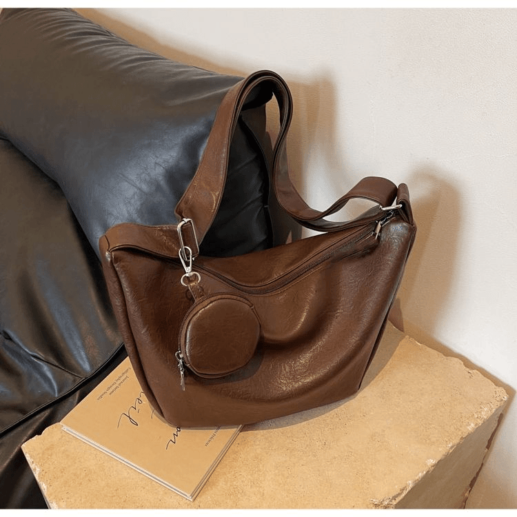 大容量包包女春夏百搭新款时尚小众设计宽肩带单肩斜挎包饺子包女