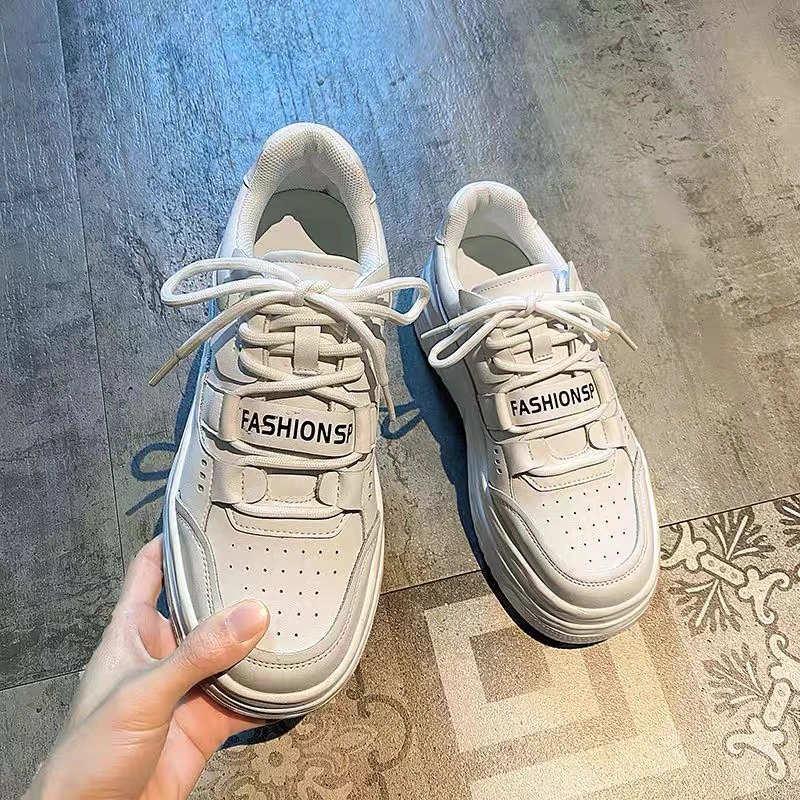 女士，时尚百搭。运动鞋