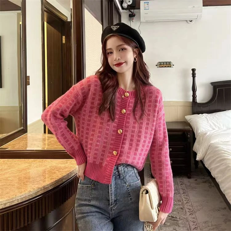 小香风粉色格子软糯毛衣女2024秋季新款韩系温柔短款针织开衫外套