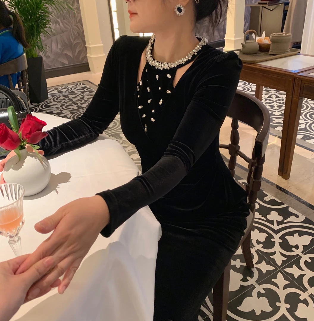 魅鹊 50899 法式轻奢重工钉珠黑金丝绒性感秋冬连衣裙