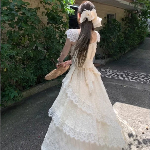 轻奢高级感法式蕾丝小飞袖连衣裙新款方领温柔气质修身显瘦蛋糕裙