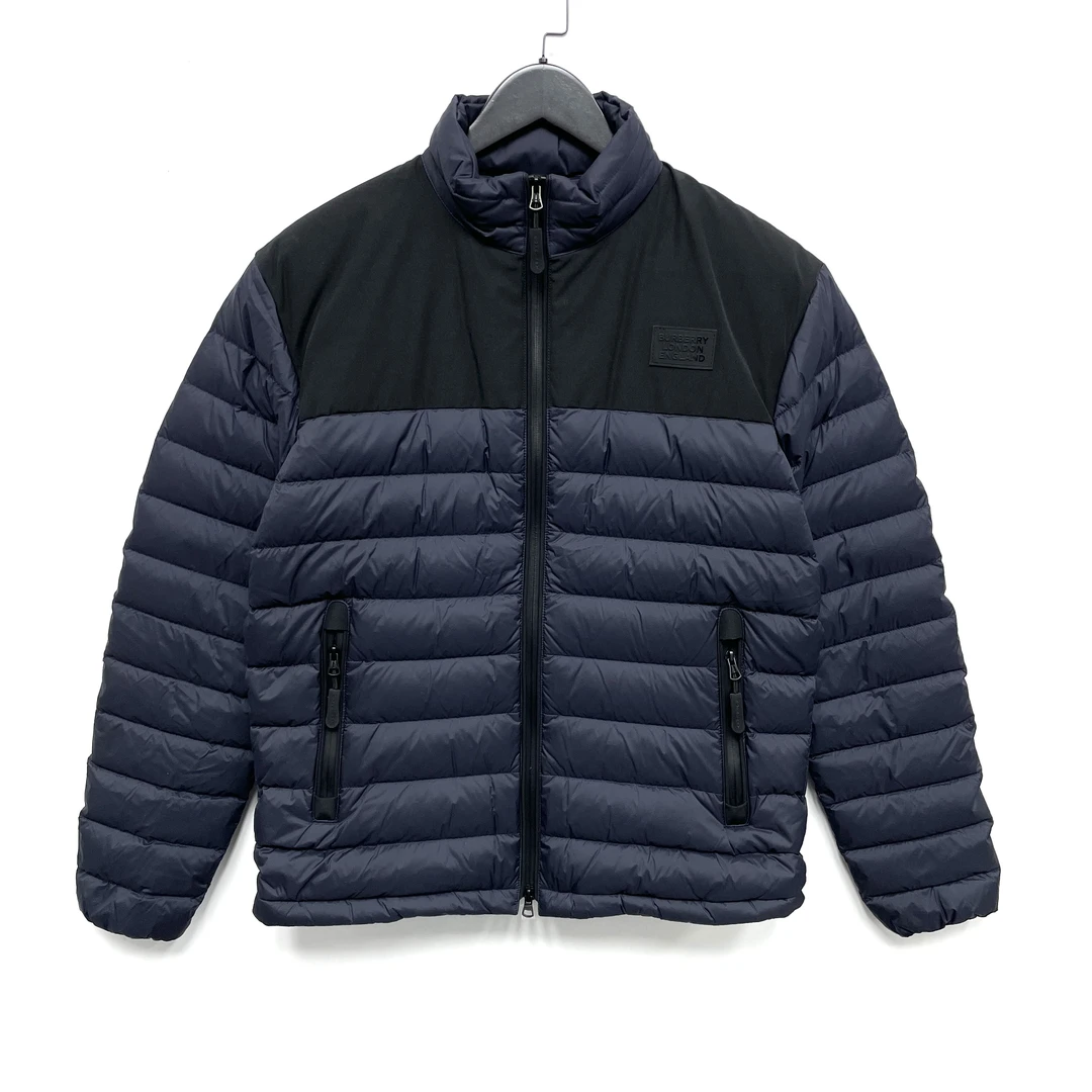 全新未使用 BURBERRY/博柏利 经典徽标蓝黑拼色立领拉链羽绒服