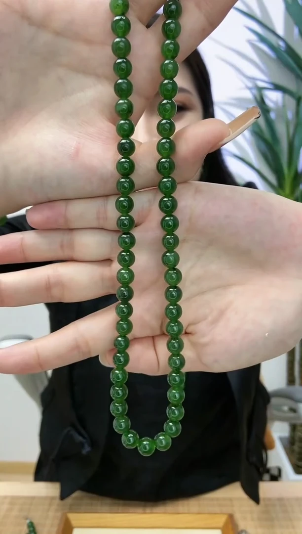 【闪购商品】和田玉（碧玉）项链未镶嵌卡7.8±菠菜绿有黑点介意勿拍