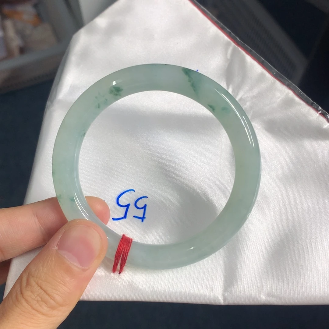 翡翠手镯未镶嵌翡翠