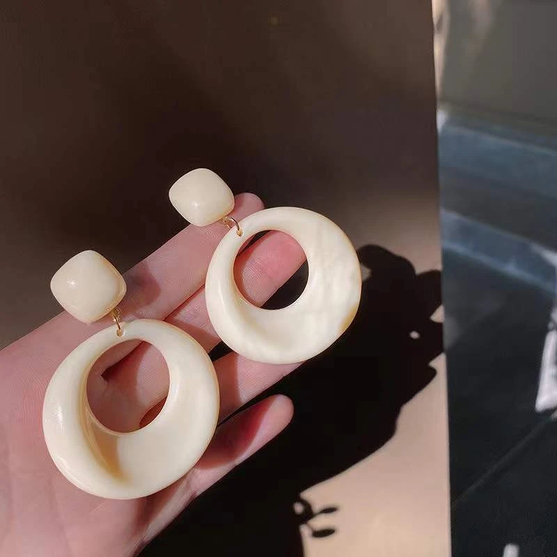 2025秋冬上新法式复古港风奶油色大圆圈耳环夸张摩登时尚几何耳环