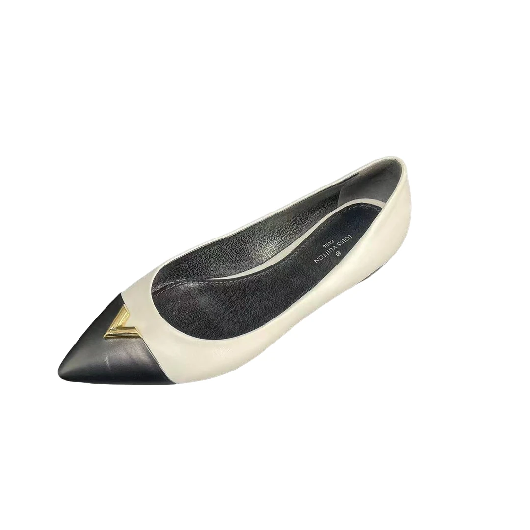 99新 LouisVuitton/路易威登 女士黑白V扣时尚春季尖头平底单鞋
