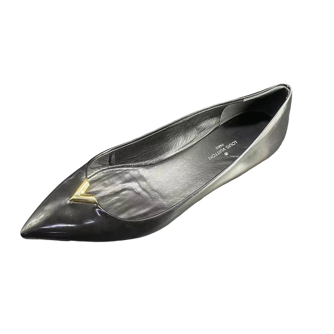 99新 LouisVuitton/路易威登 女士黑色时尚百搭尖头小金标平底鞋