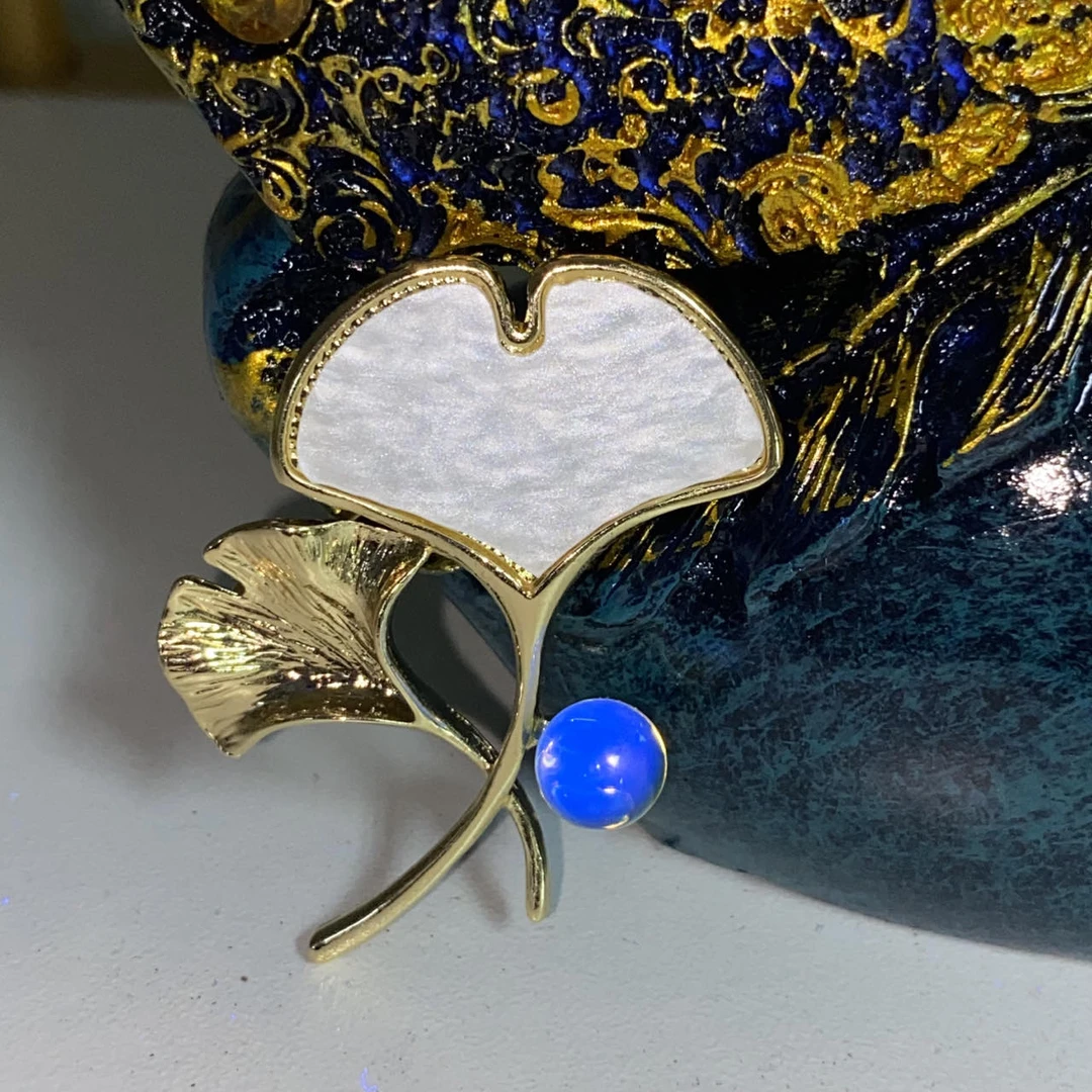 直播福利-天然蓝珀杏叶款胸针