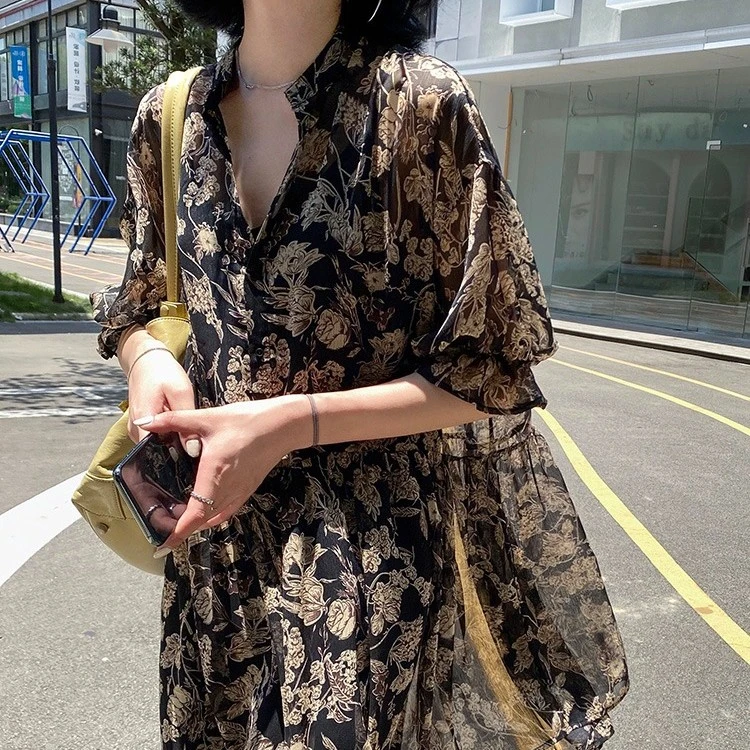 法式复古温柔风雪纺碎花v领连衣裙女夏宽松慵懒收腰显瘦洋气裙子