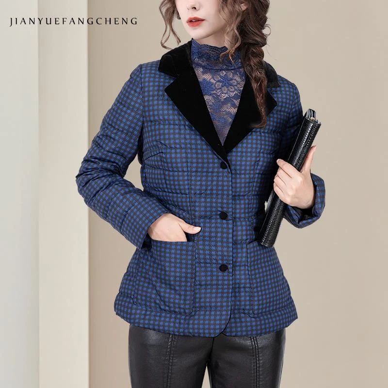 秋冬格子西装领保暖羽绒服外套时尚女丝绒领短款白鸭绒WJ245020