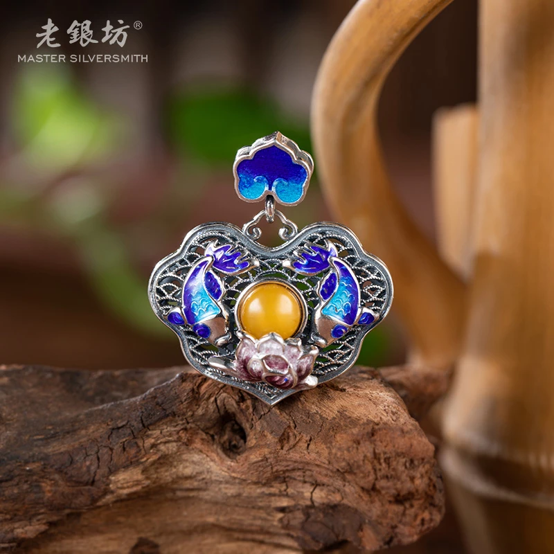 【老银坊】s925银珐琅蜜蜡双鱼戏莲如意吊坠 00231730