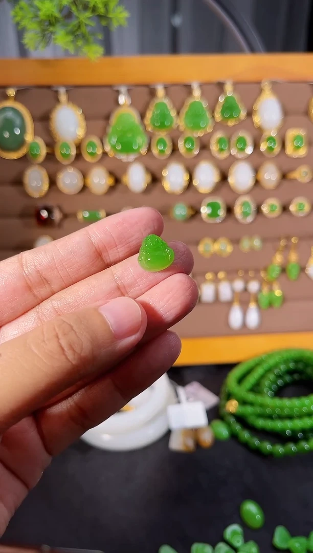 【闪购商品】和田玉佛公未镶嵌苹果绿小佛公