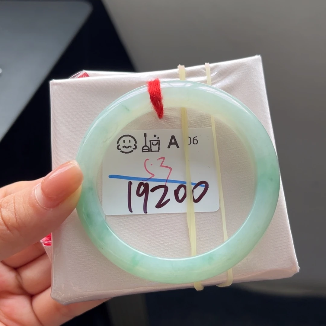 翡翠手镯未镶嵌天然