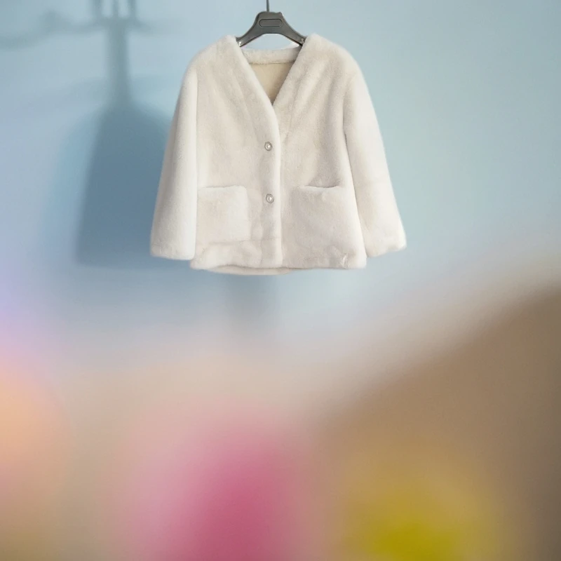 多巴胺V领小香风短款保暖外套气质休闲环保毛女士外套