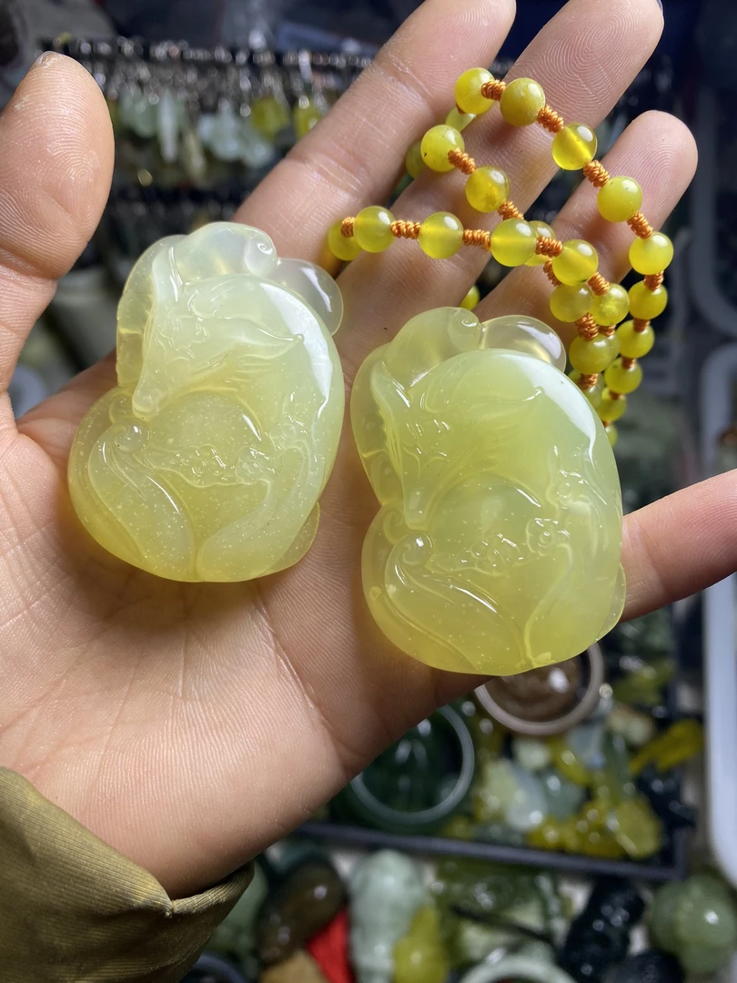 天然玉石手工雕刻九尾狐吊坠一个(绑好发货)