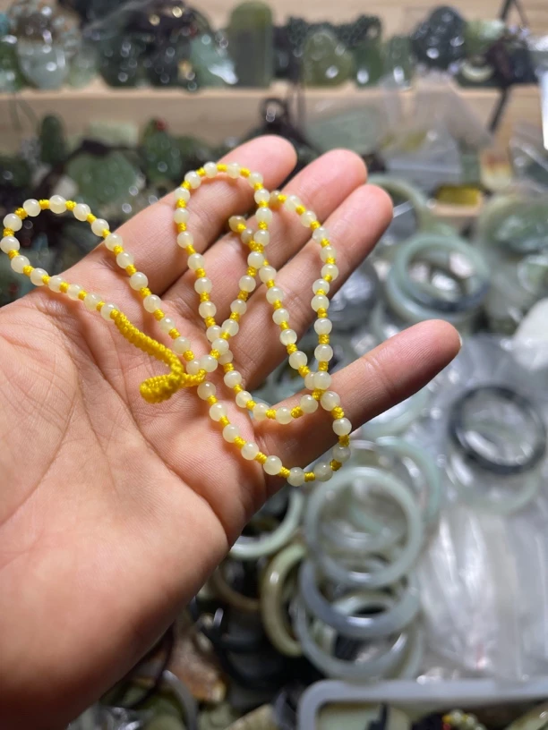 天然和田玉链子一条（多样性发货一个