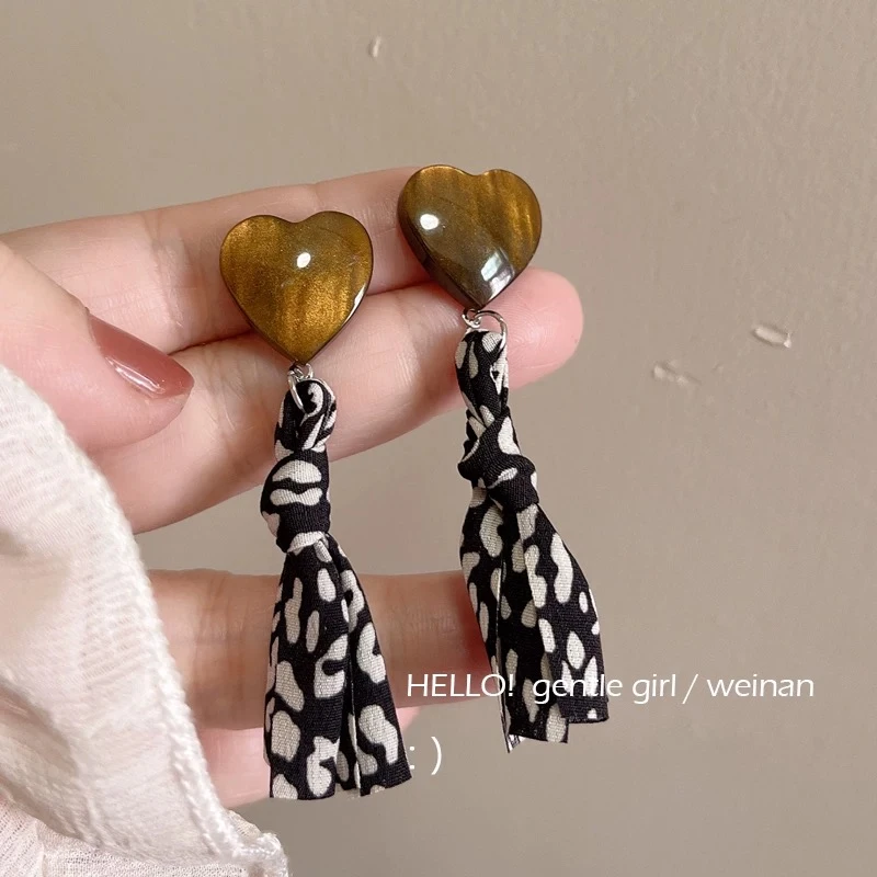 锌合金耳饰 港风复古爱心耳环女秋冬高级感气质精致布艺耳饰耳钉